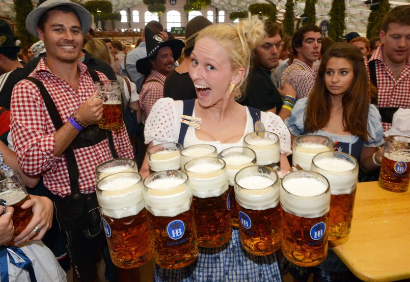 Historia Oktoberfest zaczęła się w 1810 roku od uroczystości weselnych z okazji zaślubin bawarskiego księcia Ludwika I z Teresą von Sachsen-Hildburghausen. Stąd łąka (Wiese), na której rozbija się tradycyjnie wielkie namioty biesiadne zwie się w Monachium "Theresienwiese". Od tamtej pory festyn organizowany był co roku, odwoływano go jedynie ze względu na epidemie lub wojny.