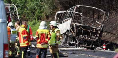 Straszny wypadek autokaru w Niemczech! Wydobyto ciała 18 osób. Spalili się przez poduszki?