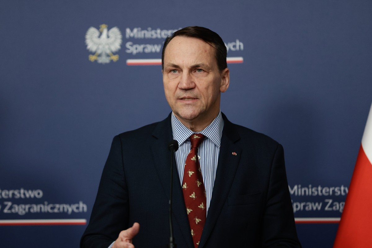 Sikorski w środę w Senacie pogratulował Nawrockiemu zwycięstwa w wyborach prezydenckich. "MSZ oczywiście będzie wspierać go w tej misji, tak jak już protestujemy wobec artkułu w prasie izraelskiej" - powiedział Radosław Sikorski