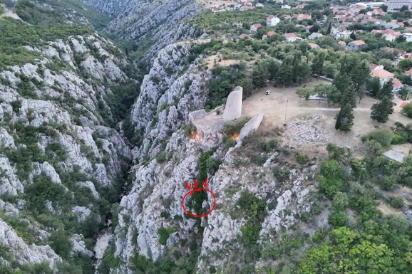 ČOVEK 10 SATI NAGLAVAČKE VISIO IZMEĐU STENA! Nezapamćena drama u kanjonu Čikole: Spasioci izašli na teren, a onda je počela borba s vremenom (FOTO)