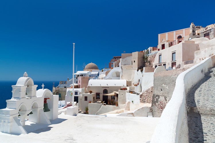 6. Grecja.
Cena galona benzyny: 8,62 USD; 
Miejsce na liście odczuwalnej drożyzny: 21.

Grecy bardziej odczuwają rosnące ceny benzyny z powodu ilości, która zużywają.  Wydają większą część swojego dochodu na paliwo niż jakakolwiek inna nacja w rankingu – 4,8 proc.
Płace w Grecji spadły w tym roku z powodu kryzysu, co sprawiło, że jeszcze mocniej odczuwają podwyżki cen benzyny. Od 2009 r. Grecja podniosła akcyzę do stawki, która jest trzecią pod względem wysokości w całej Europie.
Dniówka greckiego pracownika wynosi przeciętnie 58 USD, a 15 proc. tej kwoty trzeba wydać na galon paliwa.

Na zdjęciu: Wyspa Santorini