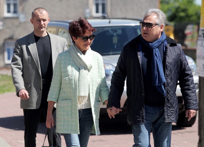 Były prezydent RP Aleksander Kwaśniewski z żoną Jolantą po głosowaniu w obwodowej komisji wyborczej nr 1 w Dąbrównie