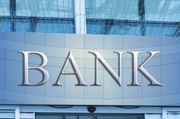 Sektor bankowy nowym źródłem ryzyka. Polska stosunkowo stabilna pomimo kredytów frankowych
