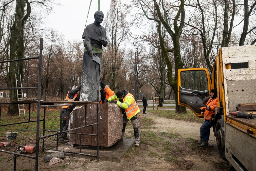 8.12.2022. Usuwanie pomnika ks. Radziszewskiego