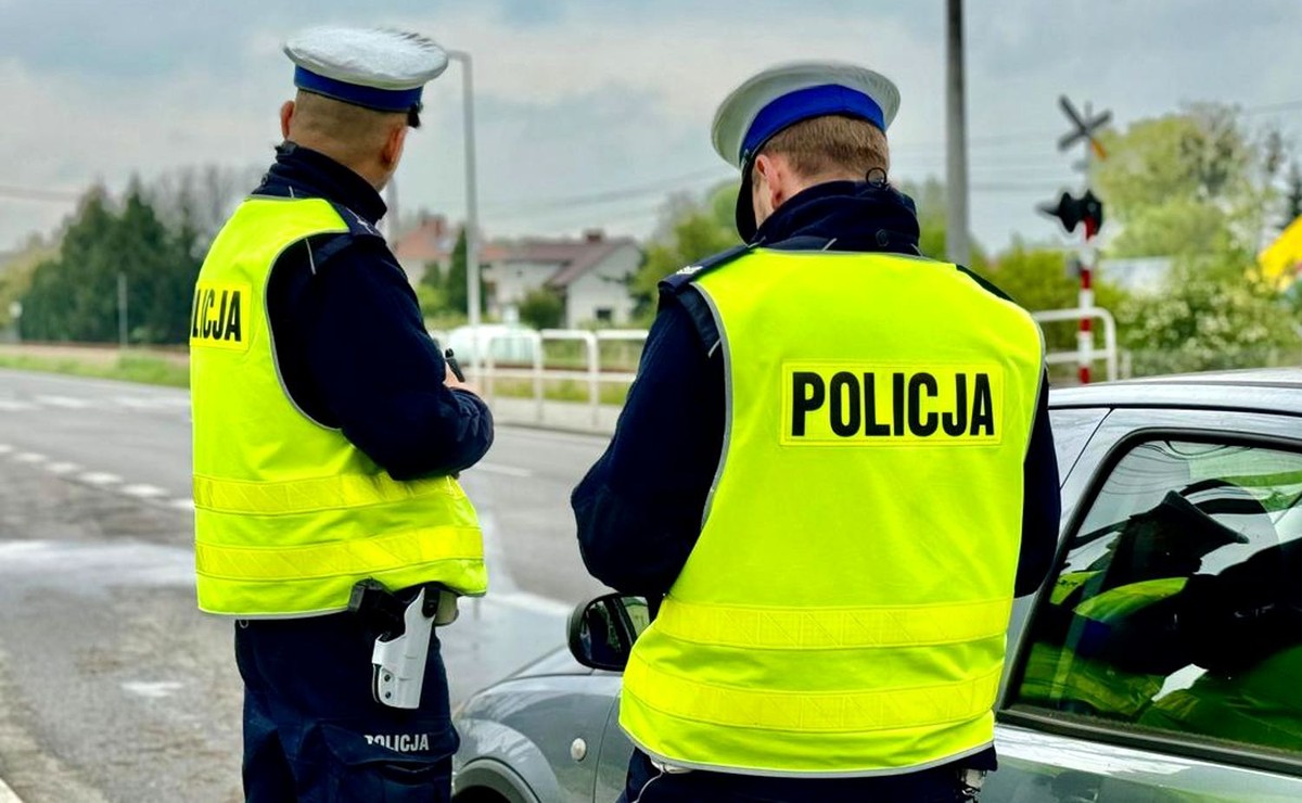Policja kontroluje kierowcę