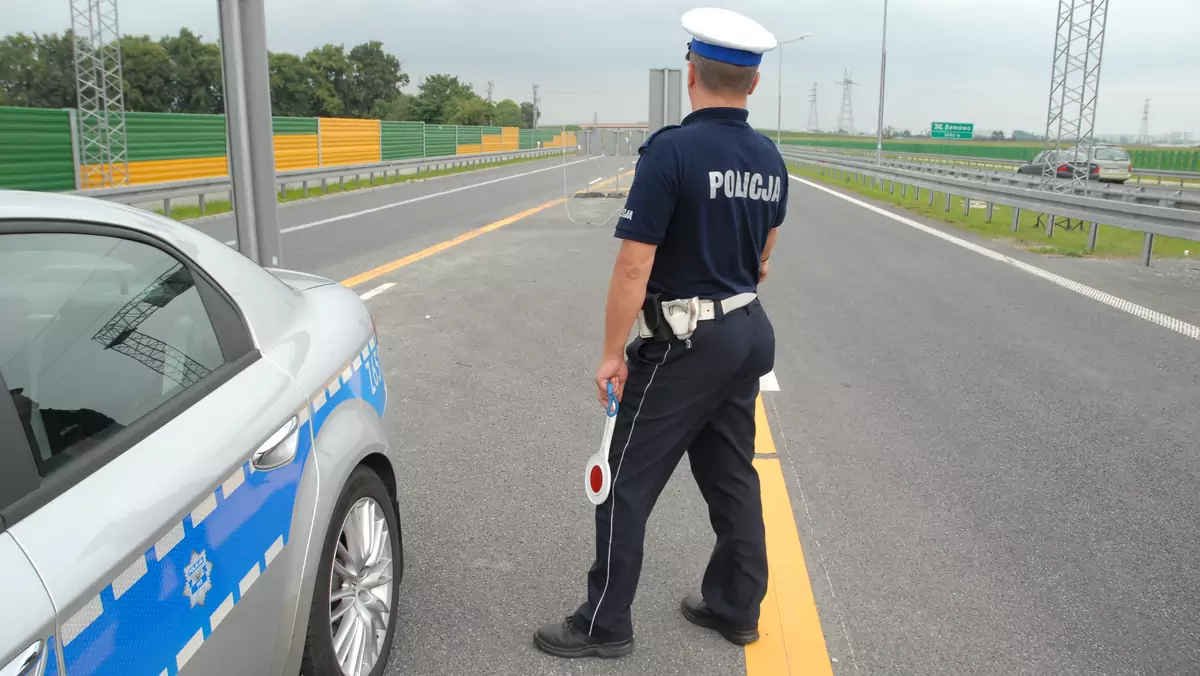 Policjant drogówki przy pracy