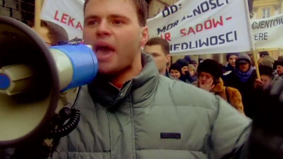 Jestem pewna, że najpóźniej w przyszłym roku zostanie Polakom i Polkom zadane pytanie o to, czy chcą opuścić Unię. A Polki i Polacy będą tak nastraszeni urojonym najazdem krwiożerczych uchodźców, że zagłosują za. Nie mamy wiele czasu. Jedyne, co można robić, to przeciwdziałać szaleństwu na poziomie swojego najbliższego otoczenia. Edukować siebie i innych, nie dezerterować. Nie uciekać od polityki pod hasłem "mam dość" i "nie chcę się denerwować". Nie czas na chowanie głowy w piasek i udawanie, że nic takiego się nie dzieje. Wolałabym się mylić, ale to nie są zwyczajne wakacje.