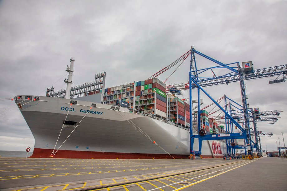 OOCL płynie w 77-dniowym rejsie na trasie z Szanghaju przez Singapur, Kanał Sueski do Gdańska i Wilhelmshaven i z powrotem do Szanghaju.