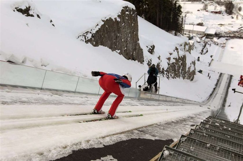 Małysz w Vikersund skoczył 218 metrów