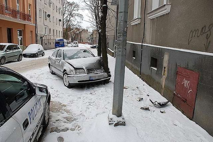 Kierowca dostał zawału i uderzył w drzewo