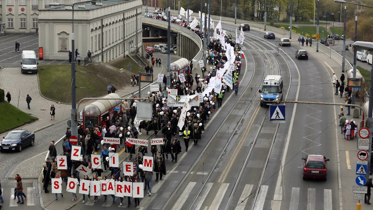 Około 800 osób przeszło w niedzielę ulicami Warszawy - od Placu Zamkowego do Bazyliki św. Krzyża - w X Marszu Świętości Życia. Jego uczestników pozdrowił papież Franciszek.