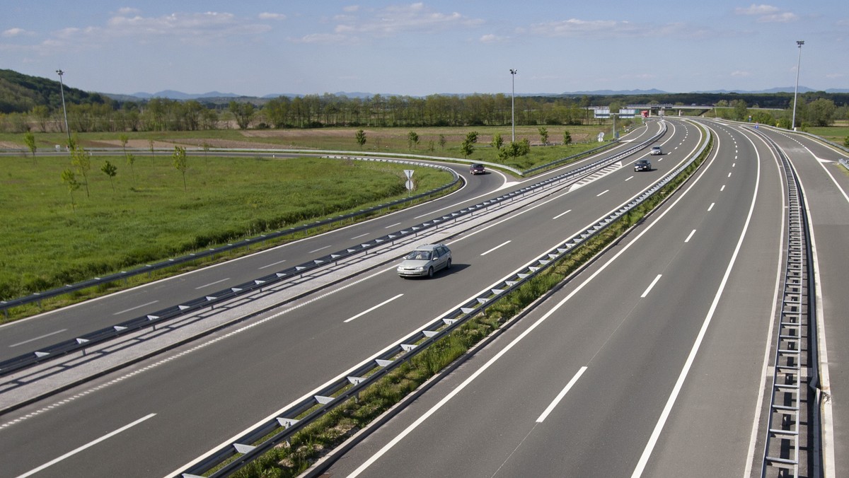 Generalna Dyrekcja Dróg Krajowych i Autostrad wraz z opolskimi policjantami wprowadziła zakaz wyprzedzania dla samochodów ciężarowych na opolskim odcinku autostrady A4.