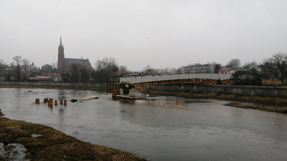 Kładka nad Pilicą w Sulejowie częściowo osadzona. Mieszkańcy zyskają bezpieczną przeprawę przez rzekę