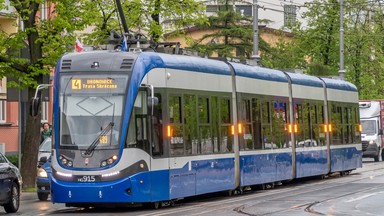 Agresja w krakowskim tramwaju. Pobity kontroler trafił na SOR