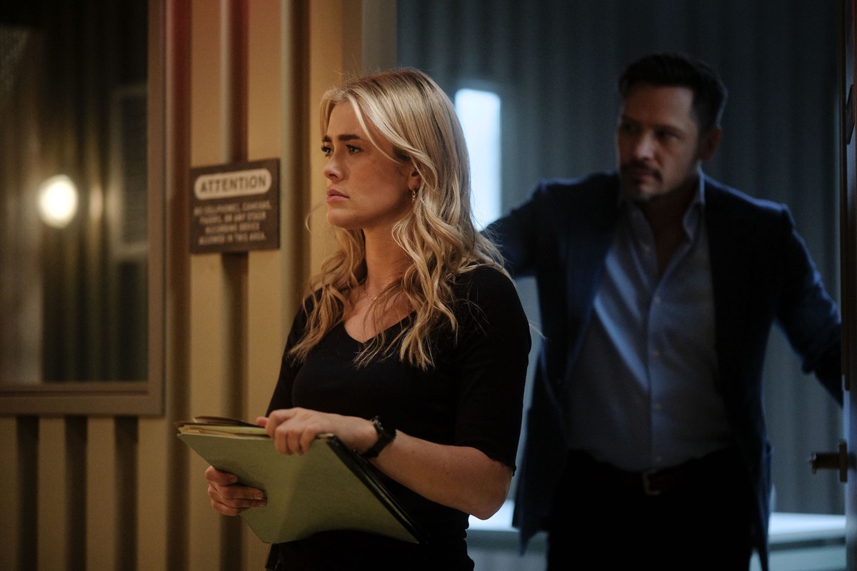 Melissa Roxburgh jako Rebecca "Bex" Henderson i Nick Wechsler jako Oliver Odell w serialu "The Hunting Party"