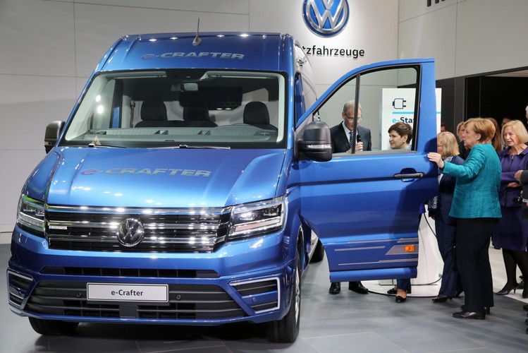 Kanclerz Niemiec Angela Merkel i polska premier Beata Szydło podczas zwiedzania stanowisk na międzynarodowych targach przemysłowych Hannover Messe 2017