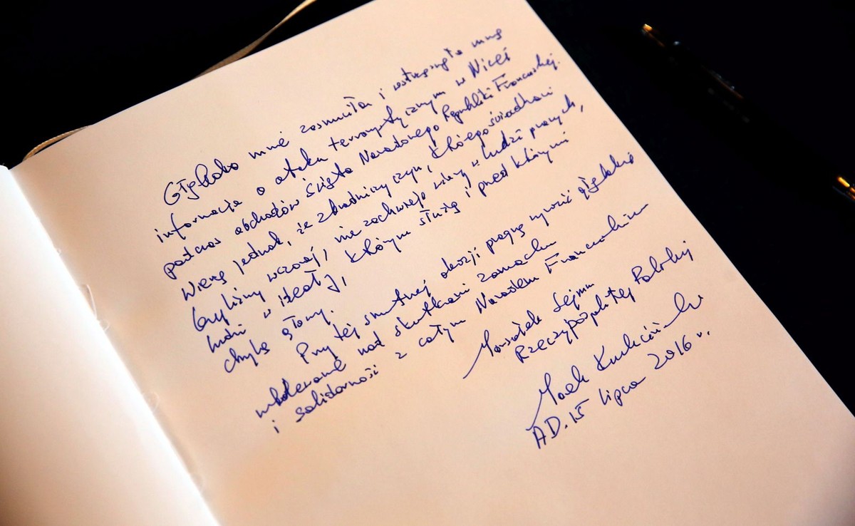  Wpis w księdze kondolencyjnej złożony przez marszałka Sejmu Marka Kuchcińskiego, w ambasadzie Republiki Francuskiej w Warszawie