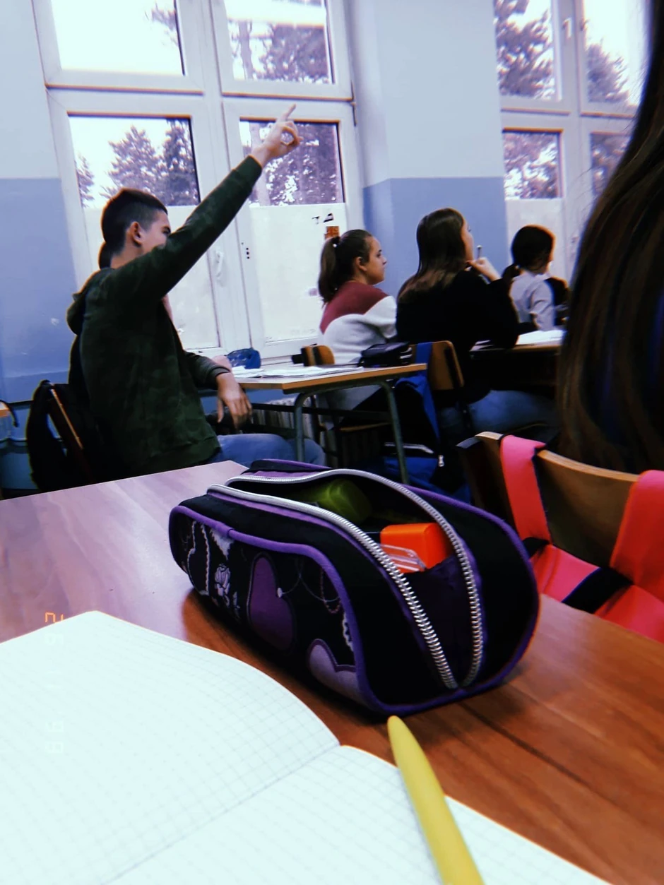 Porodica posebno pamti ovu fotogafiju, jer je nastala na času kada je profesorka postavila pitanje, a jedini koji je znao odgovor bio je Stefan. Tim povodom je i nastala.