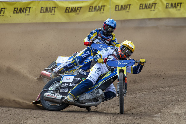 Zawodnik Motoru Lublin Dominik Kubera (kask żółty) oraz Przemysław Pawlicki (niebieski) z Zooleszcz GKM Grudziądz podczas finału żużlowych Mistrzostw Polski Par Klubowych w Poznaniu