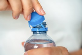Trik sa čepom oduševio milione ljudi: Sve vreme pogrešno otvaramo plastične flaše