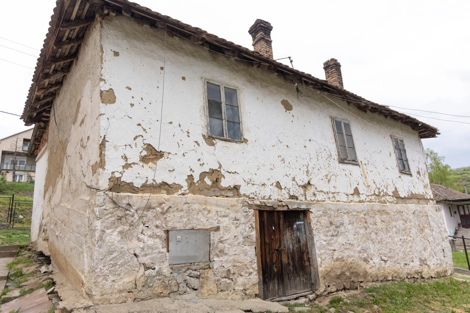 Stara kuća od blata i slame gde su živeli Nevena i Dragomir u Ripnju, pored je sazidana nova kuća gde danas žive