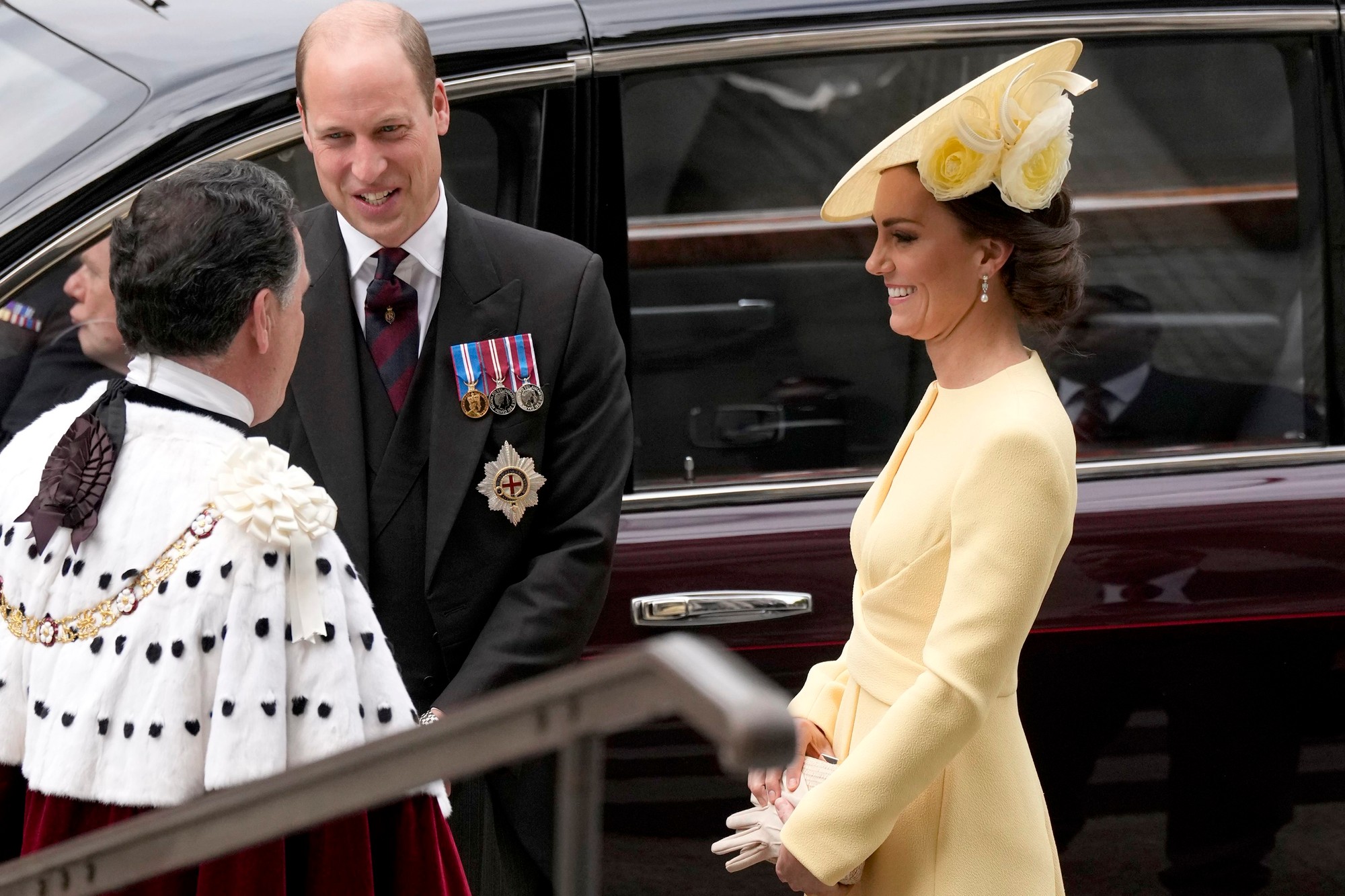 Princ William a vojvodkyňa Kate počas príchodu na bohoslužbu v londýnskej Katedrále svätého Pavla.