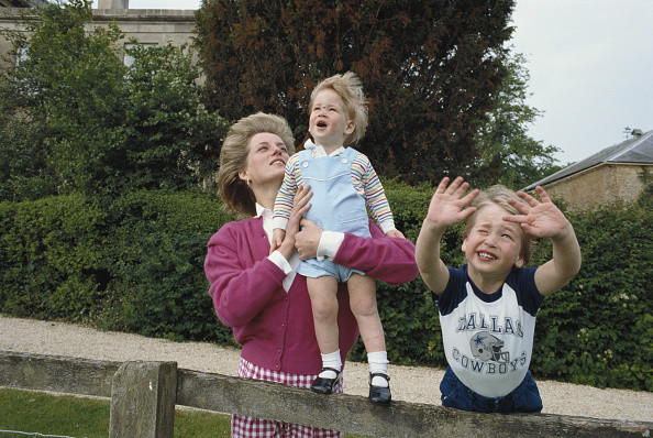 Diana ze swoimi synami - Williamem i Harrym. Gloucestershire, 1986 r.