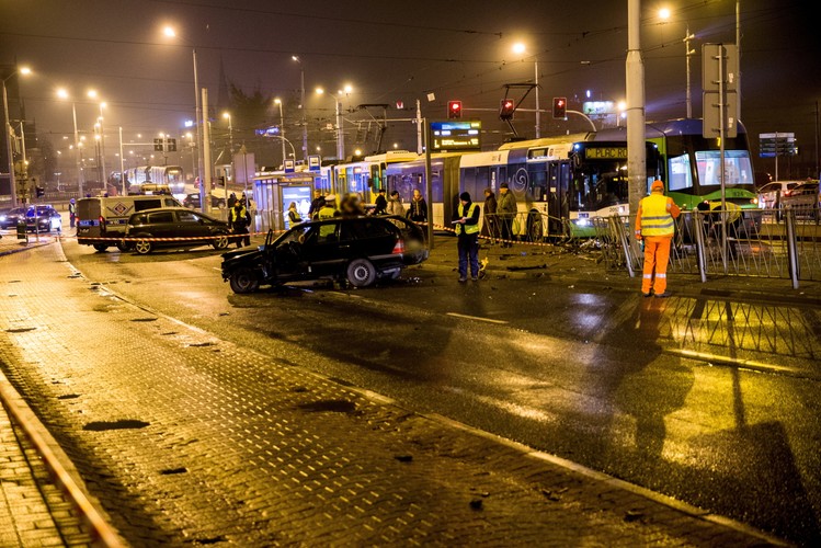 SZCZECIN. SAMOCHÓD UDERZYŁ W PRZYSTANEK