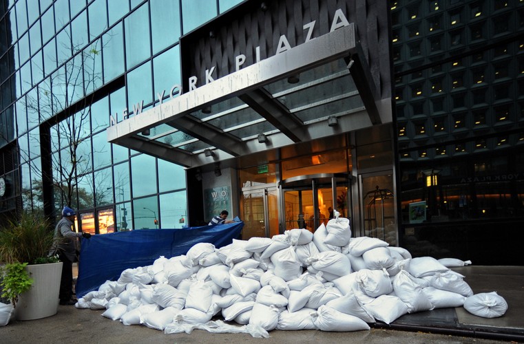 Robotnicy układają worki z piaskiem przed biurowcem New York Plaza na Water Street - Nowy Jork czeka na nadejście huraganu Sandy.