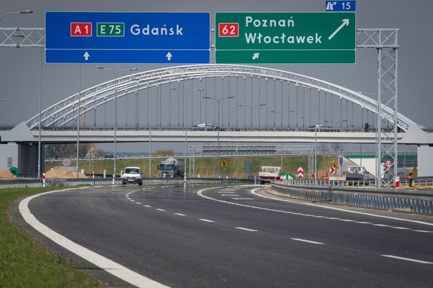 Autostrada A1 Włocławek Zachód- Kowal, 28.03.2014. Ostatnie prace na brakującym 19-kilometrowym odcinku autostrady A1 z Gdańska do Łodzi. PAP/Tytus Żmijewski (1)