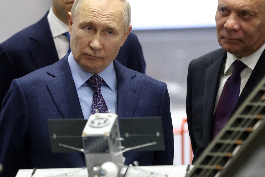 Władimir Putin podczas wizytacji zakładów spółki Energia, największej rosyjskiej firmy z branży przemysłu kosmicznego, październik 2023