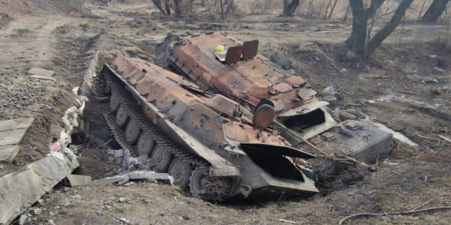 Zniszczone przez ukraińskie drony rosyjskie wozy bojowe.