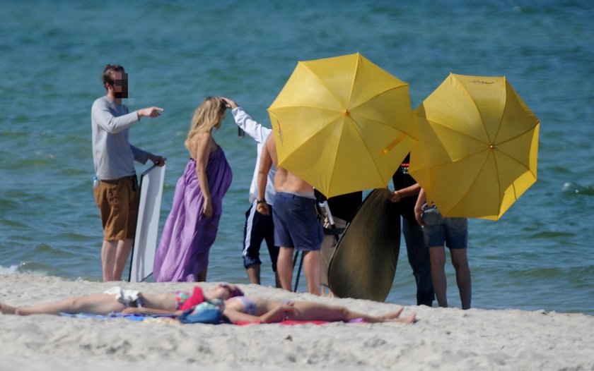 Małgorzata Socha podczas sesji na plaży