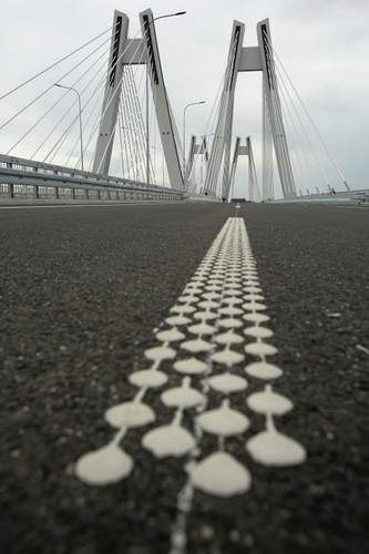 Do budowy największego mostu w Małopolsce zużyto około 7,4 tys. ton stali zbrojeniowej i około 39,3 tys. metrów sześciennych betonu. 

<br><br>(nlat) PAP/Stanisław Rozpędzik