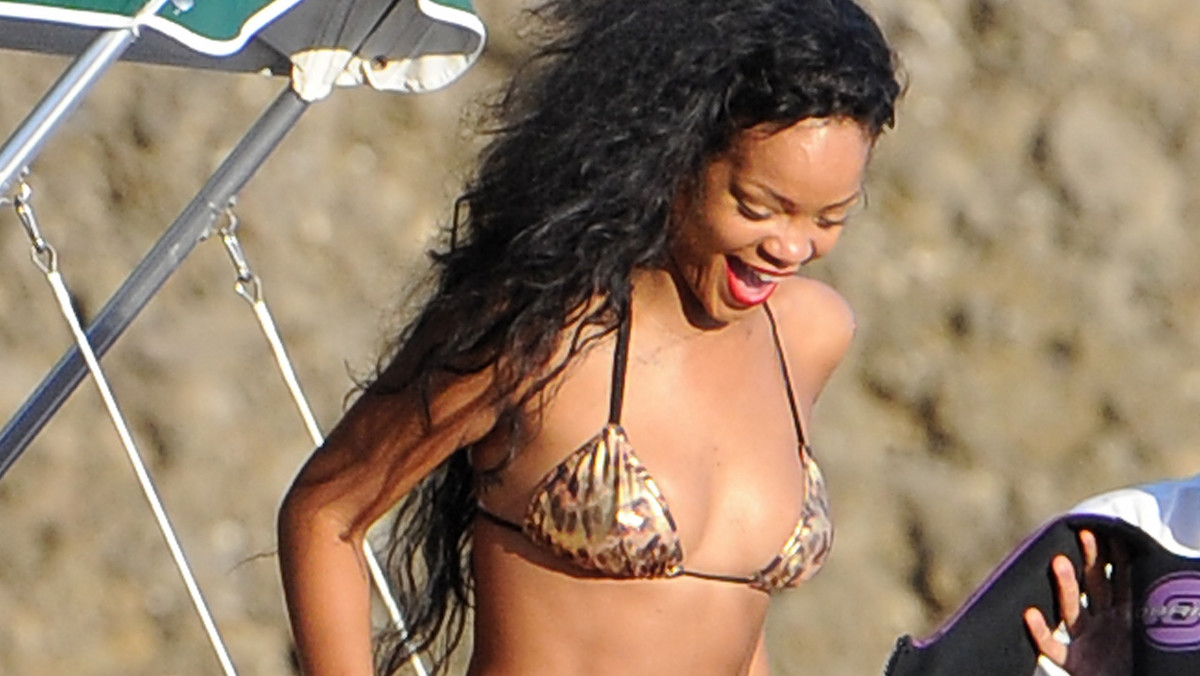 Zobacz, jak Rihanna prezentuje się w stroju kąpielowym.