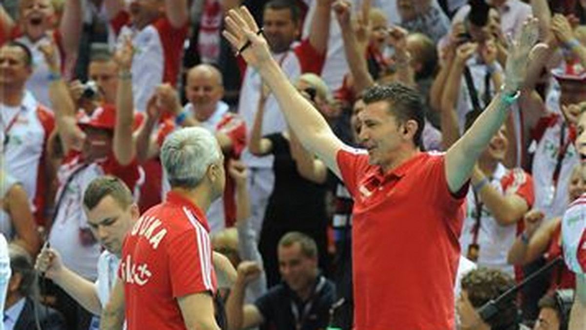Polscy kibice dali się poznać w Pradze z jak najlepszej strony. Wspaniały doping na trybunach, dominujące Biało-Czerwone barwy i ogromne wsparcie jakiego udzielają siatkarzom na każdym kroku, potwierdzają że polscy fani są jednymi z najlepszych na świecie. Dowód ich uznania otrzymał w sobotę również trener Andrea Anastasi.