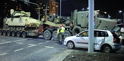 Wypadek w Bydgoszczy. Osobówka zderzyła się z czołgiem