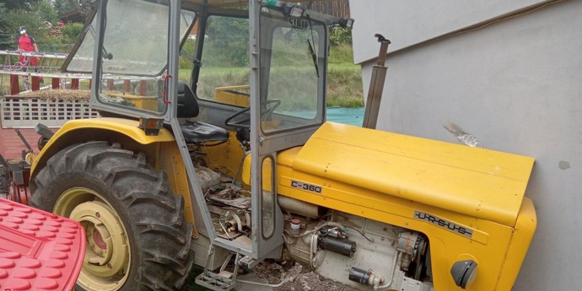 Usłyszeli huk. Traktor zatrzymał się na budynku. Wcześniej doszło do makabry.