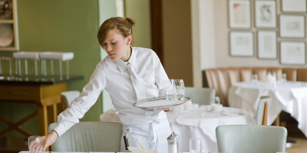 Młodzi silnie odczuli skutki pandemii. Wielu z nich jest pracownikami szczególnie poszkodowanych branż, takich jak gastronomia.