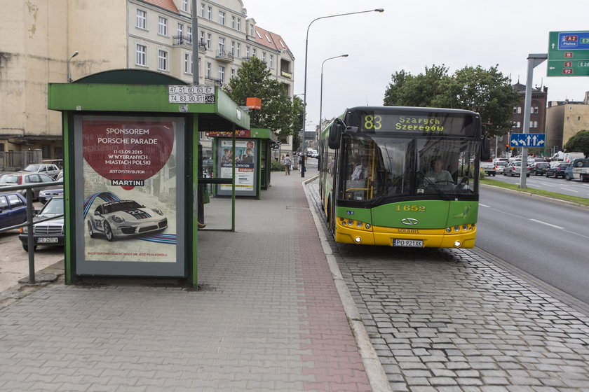 Na przystanku  w Poznaniu zasłabł mężczyzna. Na karektę czekano ponad dwie godziny