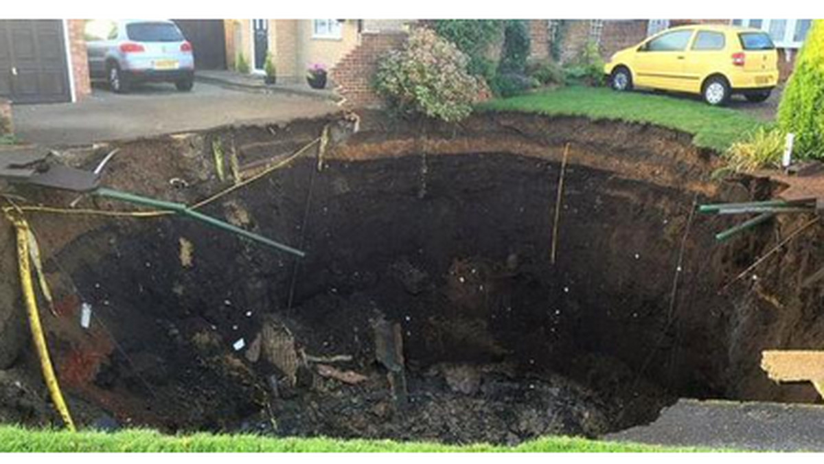 Dziesiątki ludzi zostały ewakuowane po tym, jak spokojna ulica w St. Albans, w hrabstwie Hertfordshire zamieniła się w olbrzymi krater. Ma 20 metrów szerokości i 10 metrów głębokości - podaje Mirror.