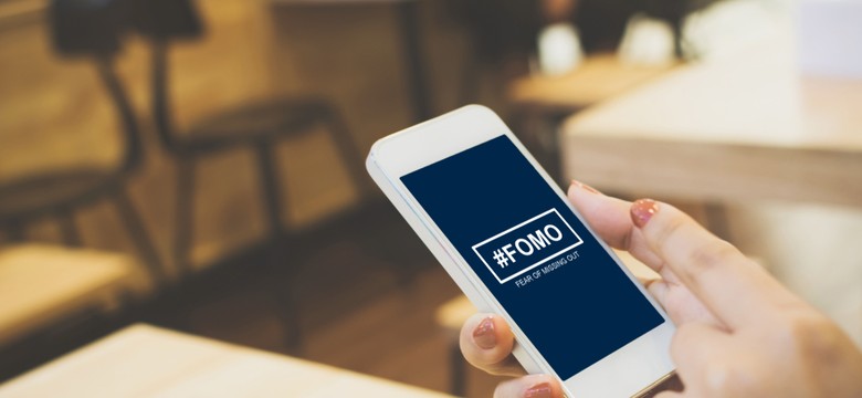 4 mln Polaków powinno pomyśleć o odwyku. FOMO dopada ich nawet podczas mszy