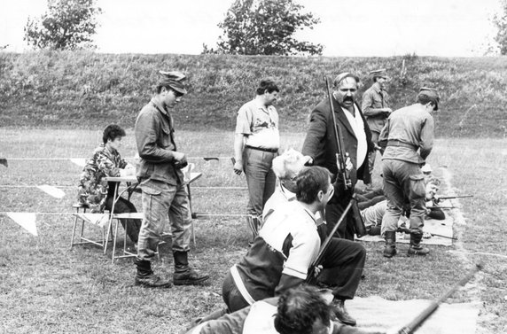 Zawody strzeleckie zakładów pracy na strzelnicy, lata 80