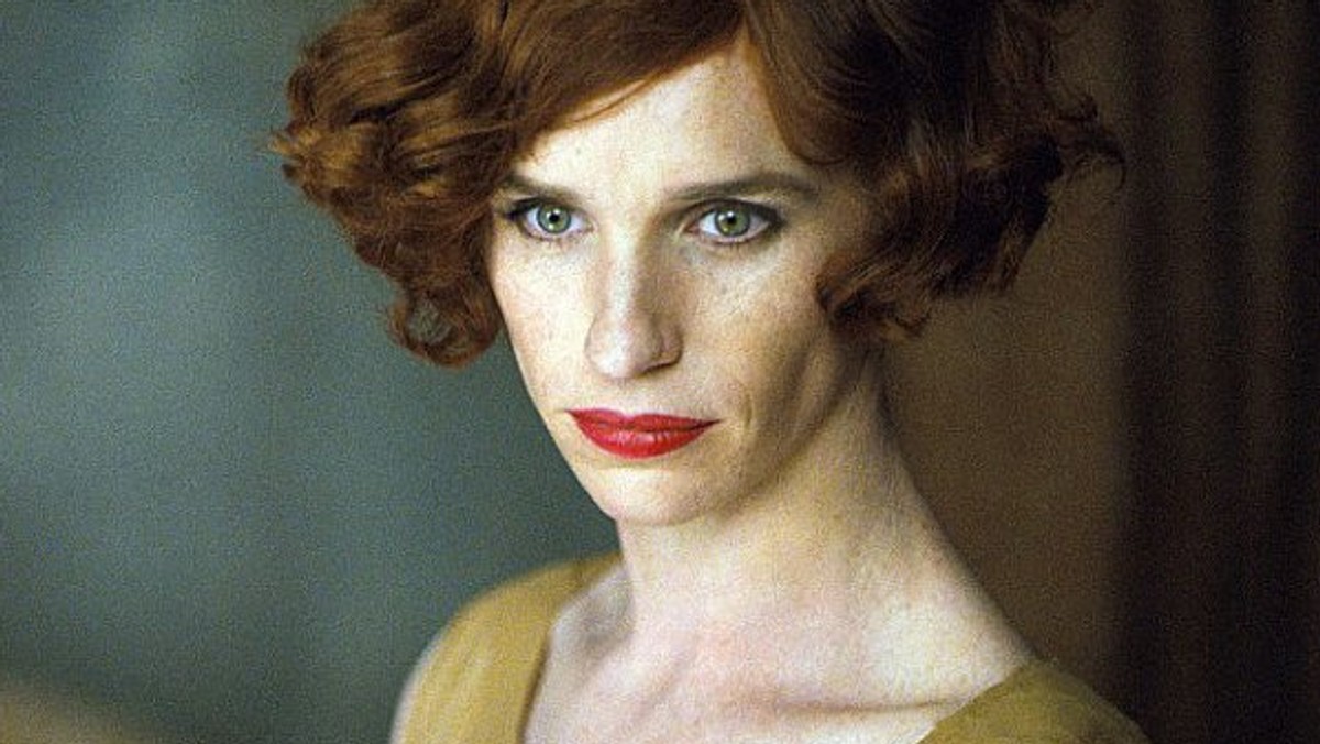 Już wiadomo, jak Eddie Redmayne będzie wyglądał w filmie "The Danish Girl". Pojawiło się pierwsze zdjęcie z filmu Toma Hoopera, w którym laureat Oscara wcieli się w jedną z pierwszych osób transpłciowych, które przeszły operację zmiany płci.