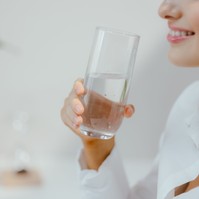 Az orvos elmagyarázza, mi történik, ha éhgyomorra iszik egy pohár vizet