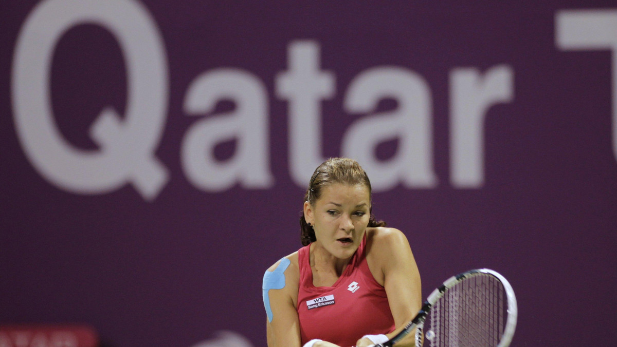 Agnieszka Radwańska awansowała do II rundy turnieju WTA, który jest rozgrywany na twardych kortach w Dubaju (z pulą nagród 2 mln dolarów). Krakowianka pokonała pochodzącą z Polski Kanadyjkę Aleksandrę Wozniak 6:1, 6:7 (6-8), 7:5.