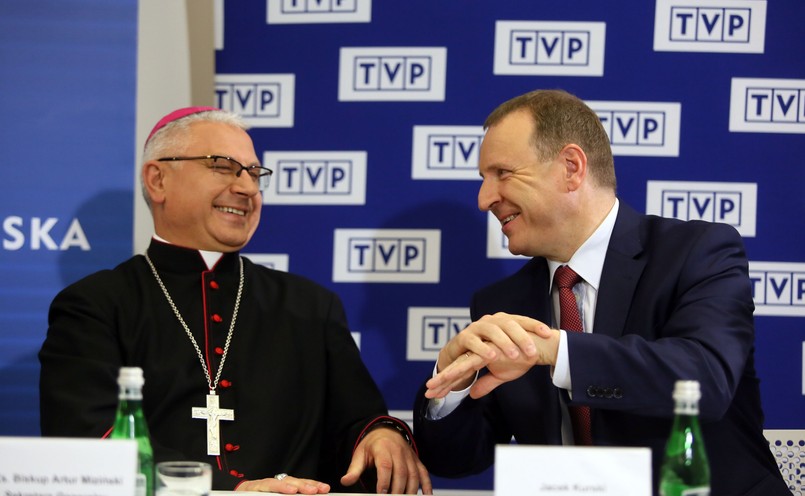 Prezes Zarządu TVP Jacek Kurski (P) oraz sekretarz generalny Konferencji Episkopatu Polski bp Artur Miziński (L) w siedzibie TVP, podczas konferencji prasowej podsumowującej Światowe Dni Młodzieży na antenach TVP