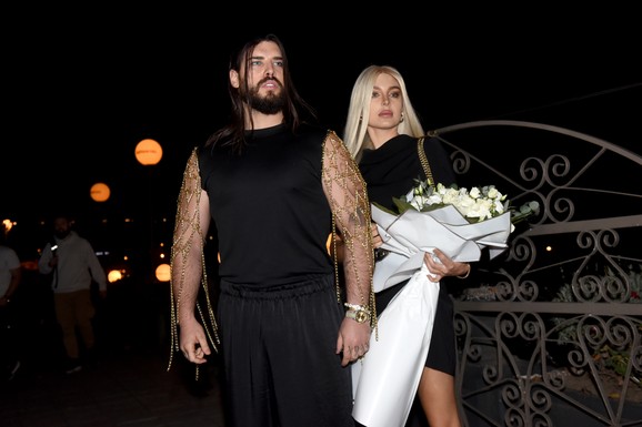 ADAM ADAKTAR MOLI ŽENU ZA PETO DETE Slagao da mu je supruga ponovo trudna, sad je javno pitao da prošire porodicu: "Spreman sam"