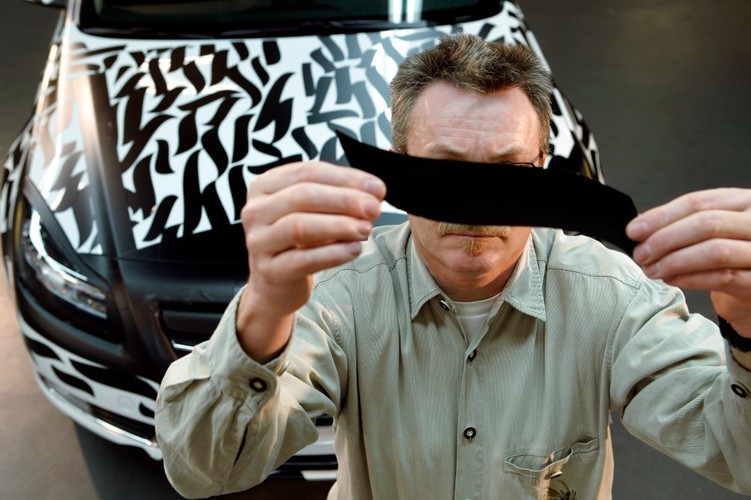 Pan M. odpowiada za zespól zajmujący sie kamuflażem aut Opla