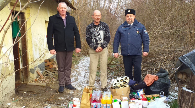 A Vásárosnaményi Rendőrkapitányság munkatársai minden év decemberében adománygyűjtést szerveznek, és a befolyt összeget, vagy az abból megvásárolt termékeket jótékony céllal felajánlják rászorulóknak /Fotó: police.hu